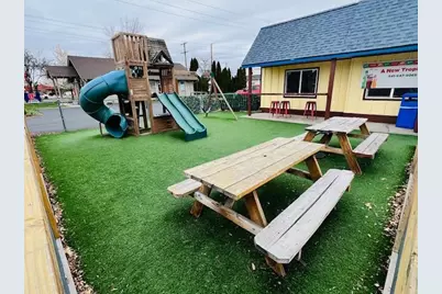 122 SW 5th Street, Redmond, OR 97756 - Photo 2