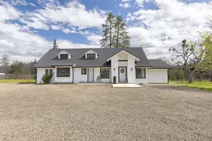 683 Rockwood Ln, Eagle Point, OR 97524 - Photo 1