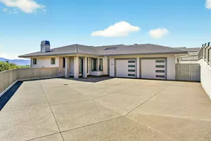 5611 Autumn Park Dr, Medford, OR 97504 - Photo 2