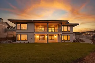 5611 Autumn Park Dr, Medford, OR 97504 - Photo 1