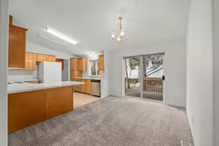 1015 SE Valleywood Pl, Bend, OR 97702 - Photo 6