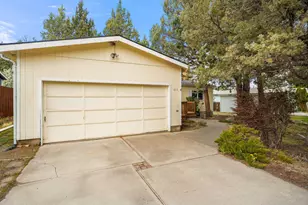 1015 SE Valleywood Pl, Bend, OR 97702 - Photo 32