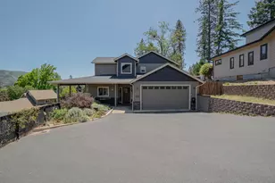 122 NW Rook Dr, Grants Pass, OR 97526 - Photo 2