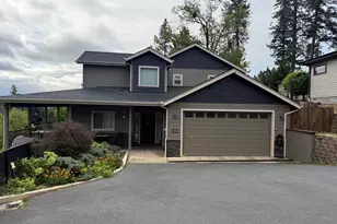 122 NW Rook Dr, Grants Pass, OR 97526 - Photo 1