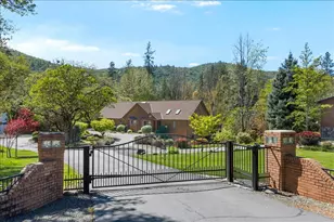8959 John Day Dr, Gold Hill, OR 97525 - Photo 2