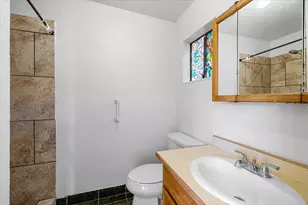 1300 Daisy Ln, Grants Pass, OR 97527 - Photo 16