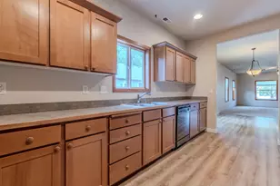708 Isherwood Dr, Central Point, OR 97502 - Photo 10