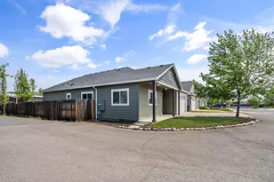 1350 Swayze Ln, Medford, OR 97501 - Photo 10