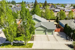 209 SE Soft Tail Dr, Bend, OR 97702 - Photo 2