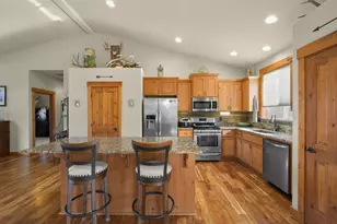220 NW 28th St, Redmond, OR 97756 - Photo 4