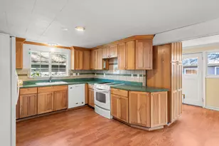 1028 E 11th St, Medford, OR 97504 - Photo 10