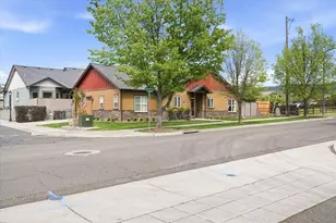 3633 Harbrooke Rd, Medford, OR 97504 - Photo 2