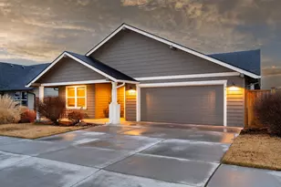 1811 NE 3rd St, Redmond, OR 97756 - Photo 2