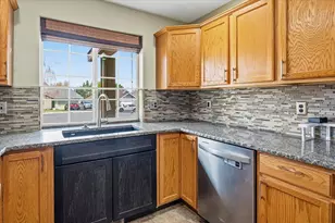 2232 SW Newberry Ct, Redmond, OR 97756 - Photo 8