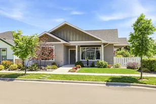 1502 River Run St, Central Point, OR 97502 - Photo 2