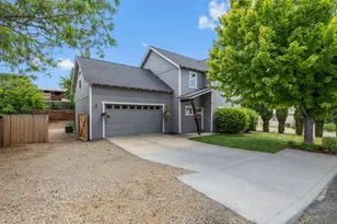 161 NE 9th St, Madras, OR 97741 - Photo 2