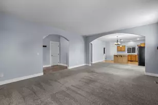 161 NE 9th St, Madras, OR 97741 - Photo 8