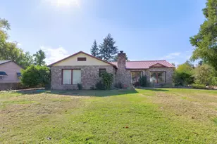 547 Oakdale Dr, Medford, OR 97501 - Photo 2