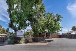 654 NW 4th St, Redmond, OR 97756 - Photo 4