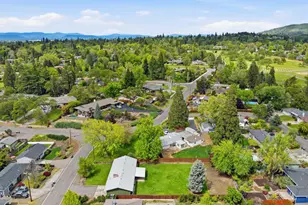 689 S Modoc Ave, Medford, OR 97504 - Photo 46