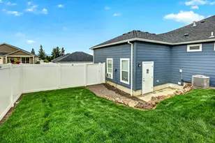 1723 Luxor Ln, Medford, OR 97504 - Photo 10