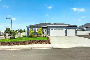 1723 Luxor Ln, Medford, OR 97504 - Photo 2