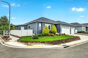 1723 Luxor Ln, Medford, OR 97504 - Photo 4