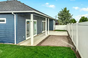 1723 Luxor Ln, Medford, OR 97504 - Photo 12