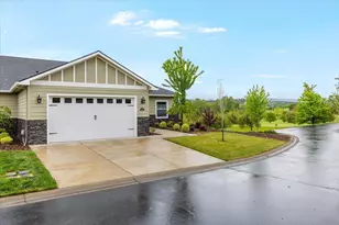 221 Skyhawk Dr, Eagle Point, OR 97524 - Photo 2