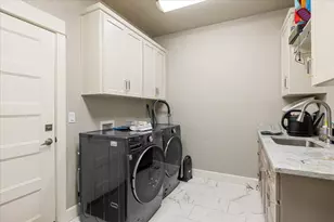 221 Skyhawk Dr, Eagle Point, OR 97524 - Photo 22