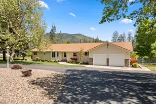 405 Crystal Dr, Grants Pass, OR 97527 - Photo 2