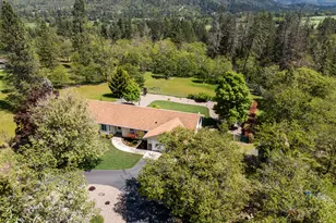 405 Crystal Dr, Grants Pass, OR 97527 - Photo 6