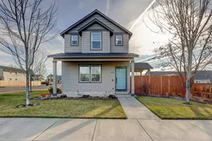 1525 SW 31st St, Redmond, OR 97756 - Photo 2