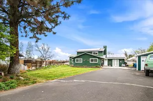 1551 SW Parkway Dr, Redmond, OR 97756 - Photo 2