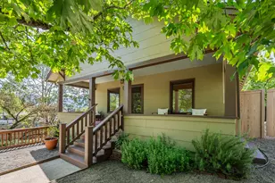 915 NW D St, Grants Pass, OR 97526 - Photo 2