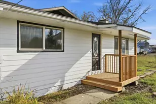 5156 Peace Ln, Central Point, OR 97502 - Photo 2