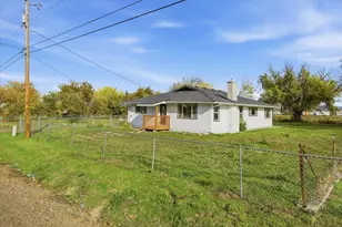 5156 Peace Ln, Central Point, OR 97502 - Photo 4