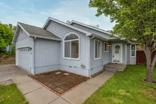 231 SE Independence Dr, Grants Pass, OR 97527 - Photo 2