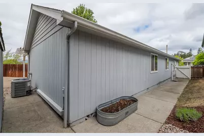 231 SE Independence Drive, Grants Pass, OR 97527 - Photo 28