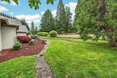 634 Towne Street, Grants Pass, OR 97527 - Photo 2