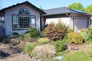 3011 Edgewood Dr, Medford, OR 97504 - Photo 2