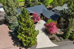2964 NW Fairway Heights Dr, Bend, OR 97703 - Photo 2