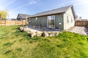 2303 NE 3rd St, Redmond, OR 97756 - Photo 18
