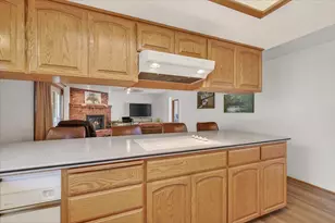 2390 Fairfield Dr, Medford, OR 97504 - Photo 8
