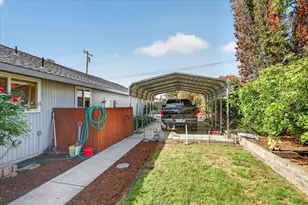 2390 Fairfield Dr, Medford, OR 97504 - Photo 26