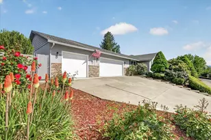 2390 Fairfield Dr, Medford, OR 97504 - Photo 2