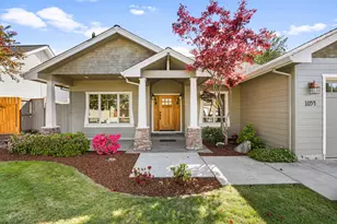 1054 Pumpkin Ridge Dr, Eagle Point, OR 97524 - Photo 2