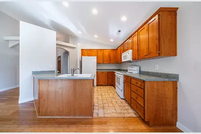 923 Village Circle, Medford, OR 97504 - Photo 10