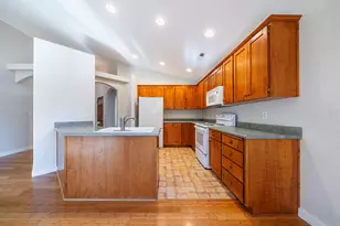 923 Village Cir, Medford, OR 97504 - Photo 10