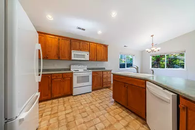 923 Village Circle, Medford, OR 97504 - Photo 6